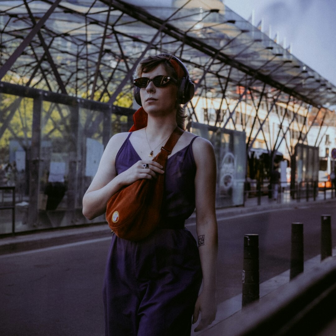 Professional Belgian female tech journalist